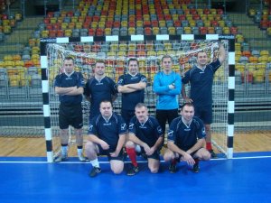 Zawodnicy grają w halową piłkę nożną