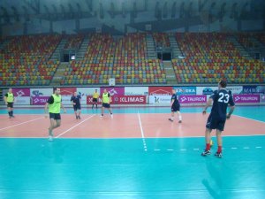 Zawodnicy grają w halową piłkę nożną