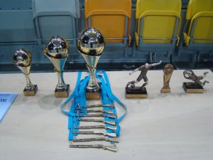 Zawodnicy grają w halową piłkę nożną