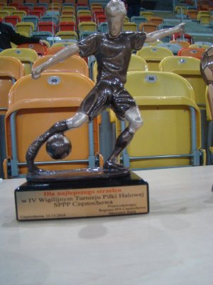 Zawodnicy grają w halową piłkę nożną