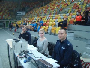 Zawodnicy grają w halową piłkę nożną