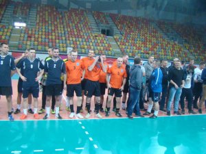 Zawodnicy grają w halową piłkę nożną