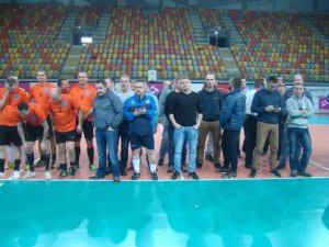 Zawodnicy grają w halową piłkę nożną