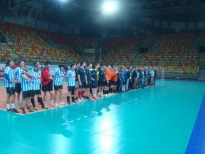 Zawodnicy grają w halową piłkę nożną