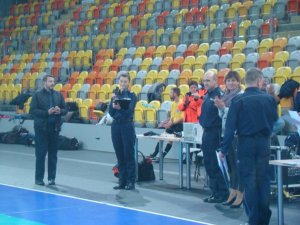 Zawodnicy grają w halową piłkę nożną