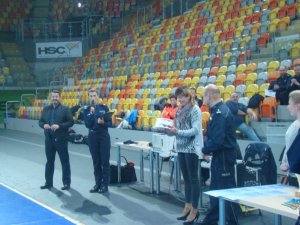 Zawodnicy grają w halową piłkę nożną