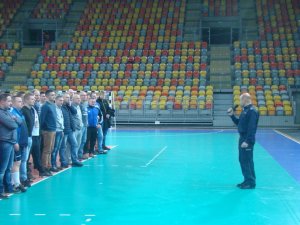 Zawodnicy grają w halową piłkę nożną