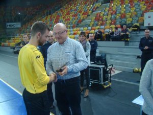 Zawodnicy grają w halową piłkę nożną