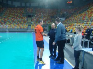 Zawodnicy grają w halową piłkę nożną