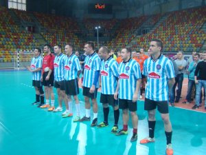 Zawodnicy grają w halową piłkę nożną