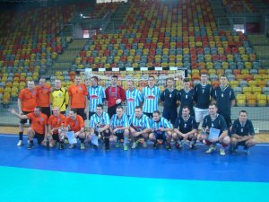 Zawodnicy grają w halową piłkę nożną