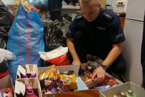 Policjanci z zebranymi darami.