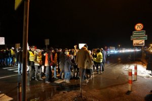 Policjanci zabezpieczają protest.