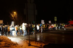 Policjanci zabezpieczają protest.