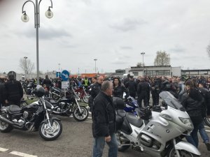 Policjanci zabezpieczali zlot motocyklistów.