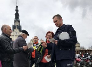 Policjanci zabezpieczali zlot motocyklistów.