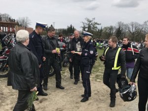 Policjanci zabezpieczali zlot motocyklistów.