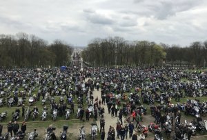 Policjanci zabezpieczali zlot motocyklistów.