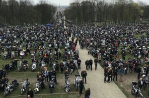 Policjanci zabezpieczali zlot motocyklistów.