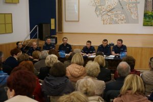 Policjanci na debacie z mieszkańcami dzielnicy Północ.
