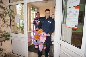 Policjanci przekazują dary do ośrodka pomocy.