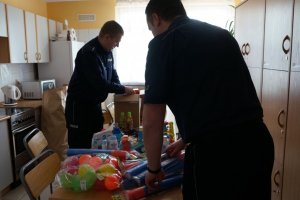 Policjanci przekazują dary do ośrodka pomocy.