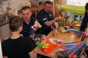 Policjanci przekazują dary do ośrodka pomocy.