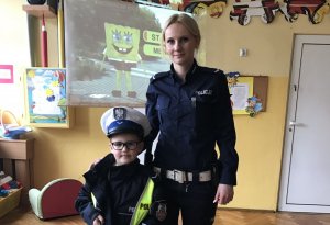 Policjantka na spotkaniu z dziećmi.