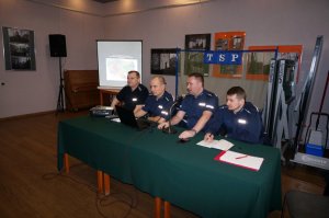 Policjanci na spotkaniu z mieszkańcami.