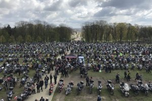 Policjanci na pielgrzymce motocyklistów.