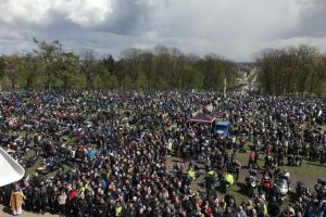 Policjanci na pielgrzymce motocyklistów.