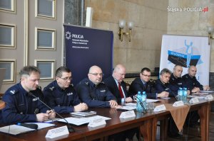 Debata na temat bezpieczeństwa.