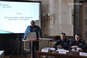 Debata na temat bezpieczeństwa.