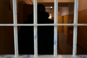 Zatrzymany  w pomieszczeniu dla osób zatrzymanych.