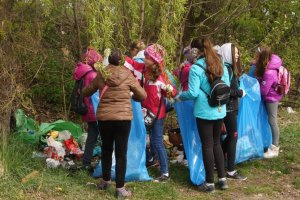 Policja konna z Częstochowy podczas akcji sprzątania zbiornika Michalina.