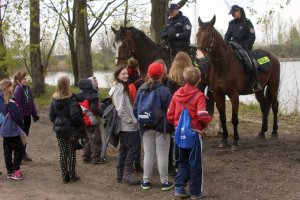 Policja konna z Częstochowy podczas akcji sprzątania zbiornika Michalina.