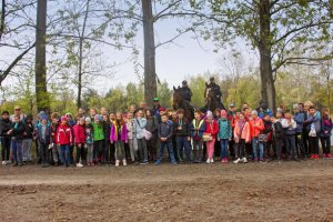 Policja konna z Częstochowy podczas akcji sprzątania zbiornika Michalina.