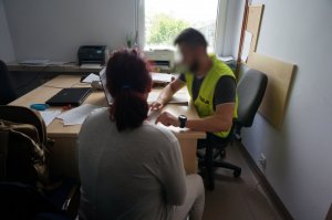 Zatrzymana kobieta podczas przesłuchania.