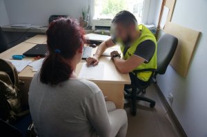 Zatrzymana kobieta podczas przesłuchania.
