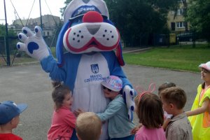 Dzielnicowi na pogadance u dzieci z przedszkola.