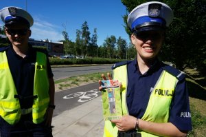 Policjanci z Częstochowy podczas akcji &quot;Łapki na kierownicę&quot;.