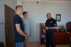 Komendant dziękuje braciom za ich postawę.