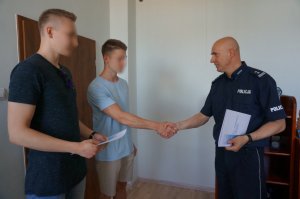 Komendant dziękuje braciom za ich postawę.