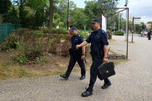 Dzielnicowi rozdają ulotki informacyjne dla seniorów.