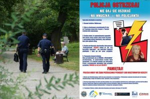 Dzielnicowi rozdają ulotki informacyjne dla seniorów.