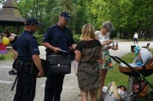 Dzielnicowi rozdają ulotki informacyjne dla seniorów.