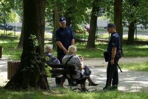 Dzielnicowi rozdają ulotki informacyjne dla seniorów.