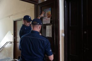Dzielnicowi rozdają ulotki informacyjne dla seniorów.