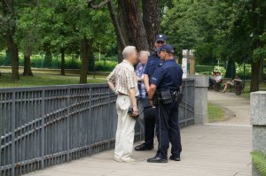 Dzielnicowi rozdają ulotki informacyjne dla seniorów.