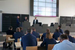 Konferencja o kradzieży prądu.